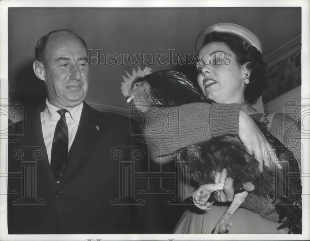 1956 Press Photo Adlai Stevenson Doesn't Bat an Eye When Confronted by Rooster
