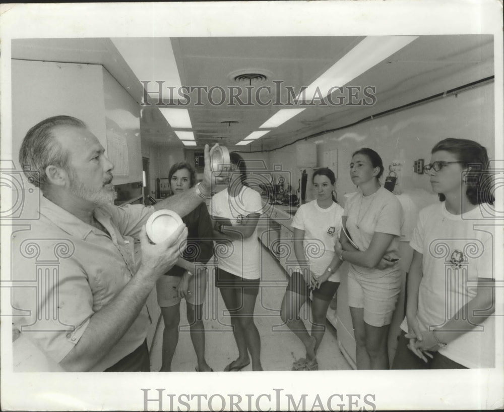 1970 Press Photo Dr James Ebert Demonstrates Dishes Which Trap Air Particles