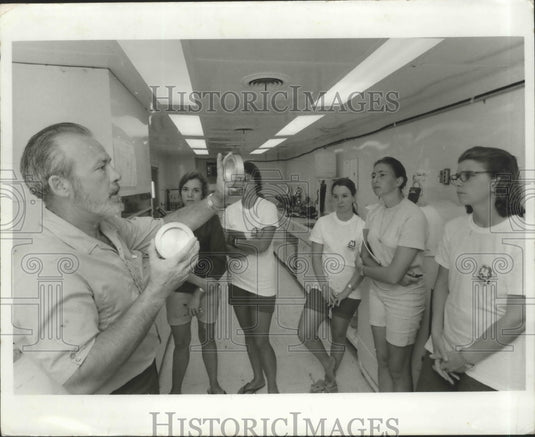 1970 Press Photo Dr James Ebert Demonstrates Dishes Which Trap Air Particles