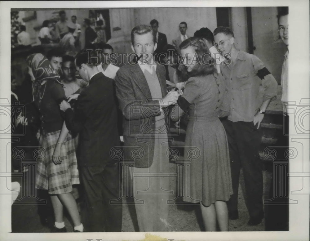 1944 Press Photo Student of Univ. of Texas protest outside Dr.Homer P. Rainey - Historic Images