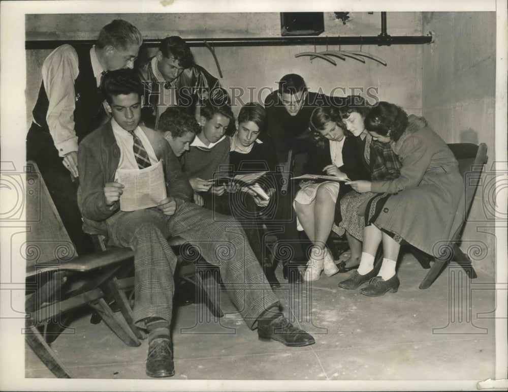 1938 Press Photo Students of Farmingdale High School in their Bombproof Shelter