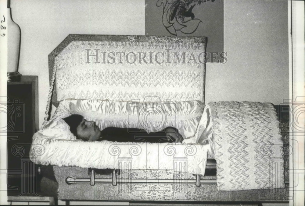 1969 Press Photo Frank Fioritto,Ohio Student borrowed coffin into his dormitory- Historic Images