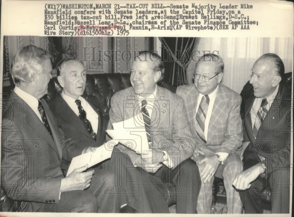 1975 Press Photo Sen. Russel Long confers with Senate Leaders at Capitol - Historic Images