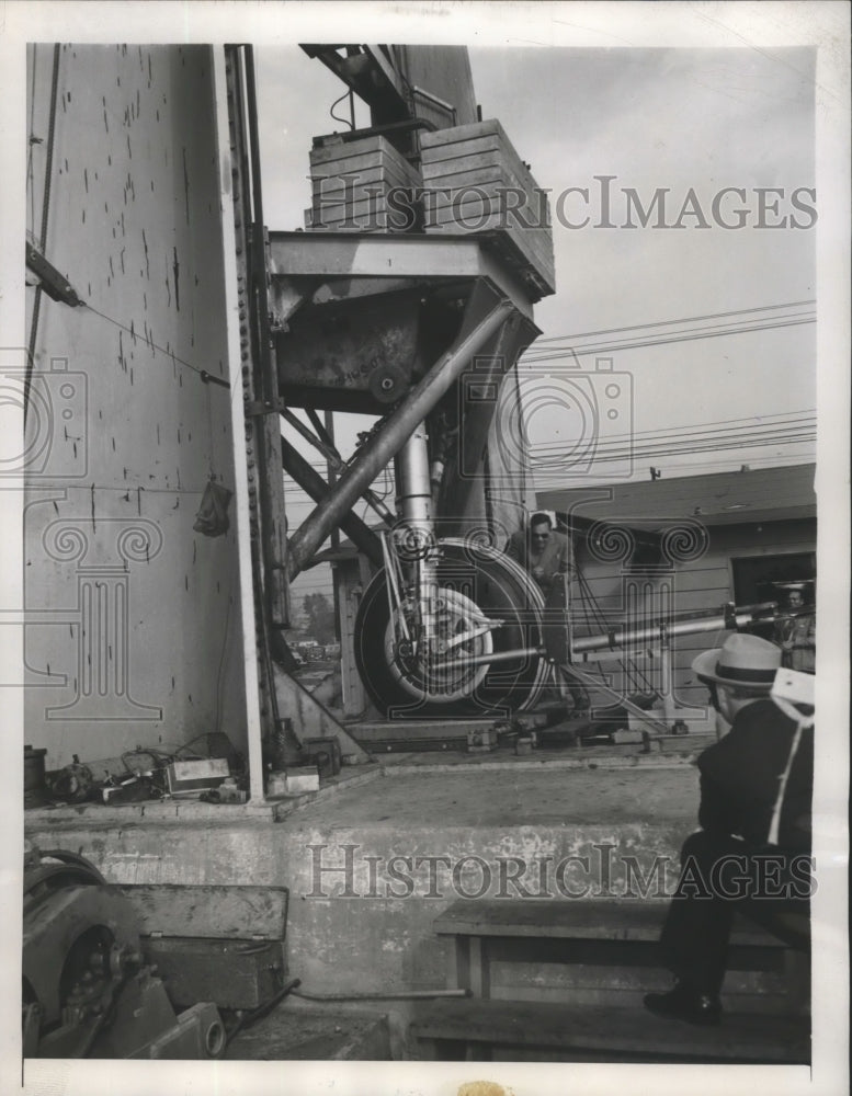 1947 Press Photo Testing Device for Aircraft Landing Gear used at a plant