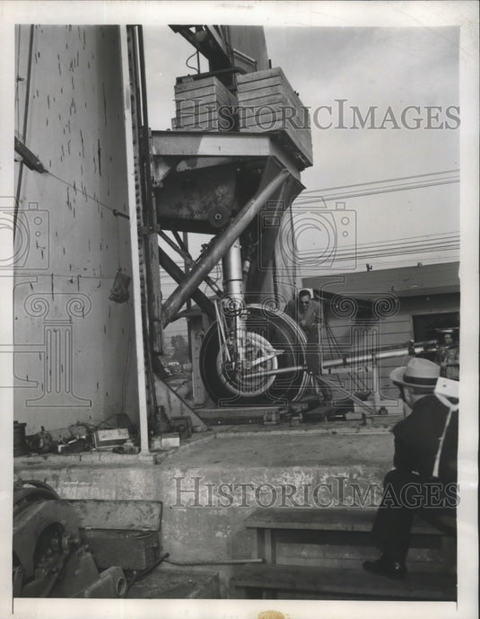1947 Press Photo Testing Device for Aircraft Landing Gear used at a plant