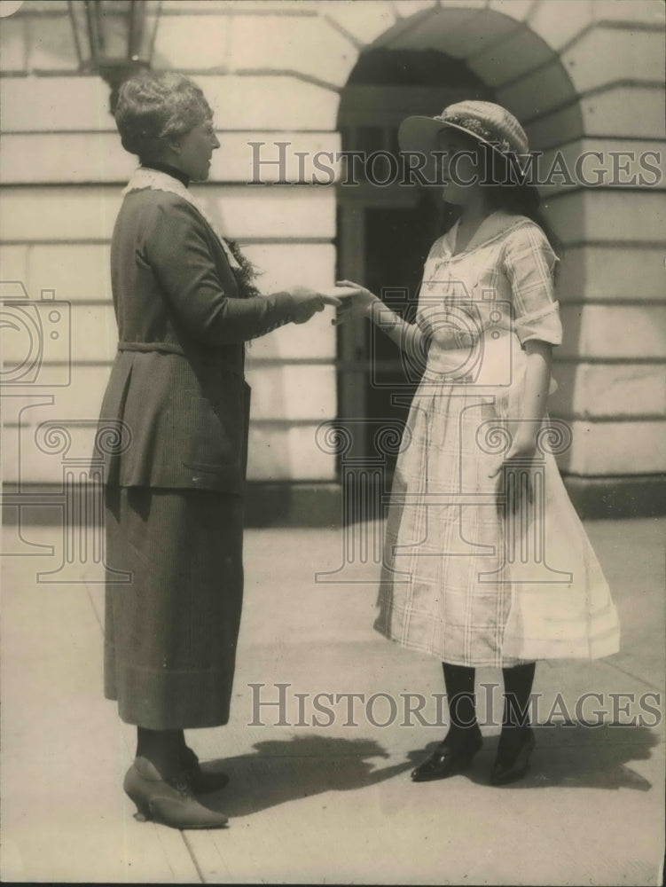 1921 Press Photo Mrs Harding Photographed with Author Ms Matalee Talbutt Lake