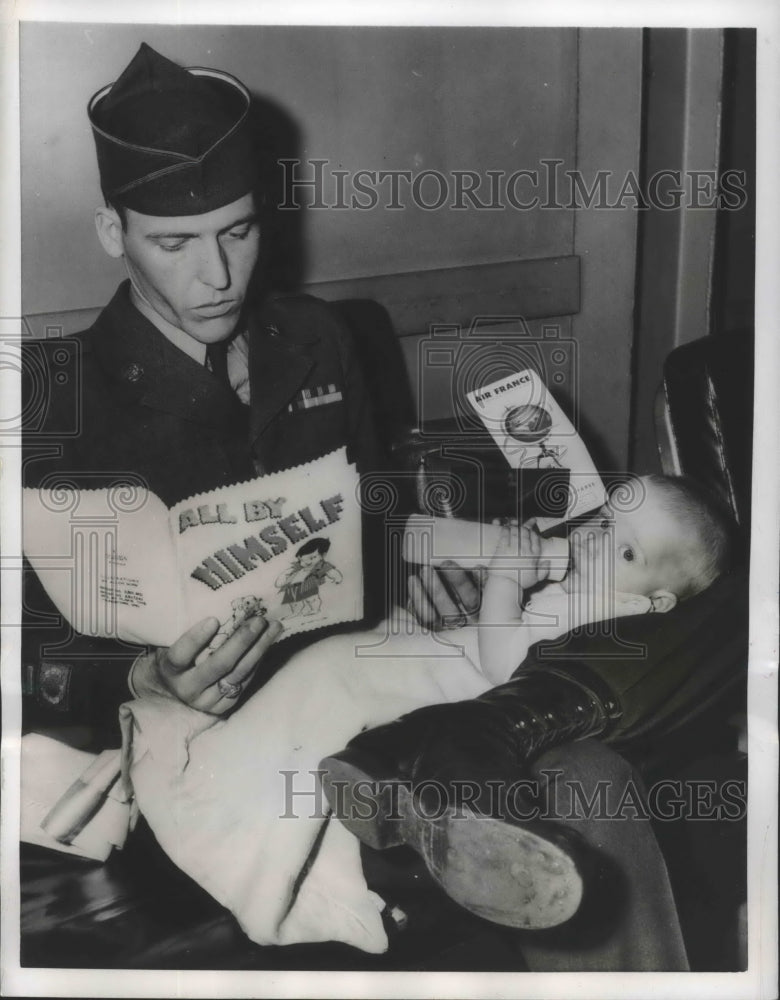 1956 Press Photo Sgt. I/C Benny Crocker Reads to His Son Benny Jr Between Planes- Historic Images