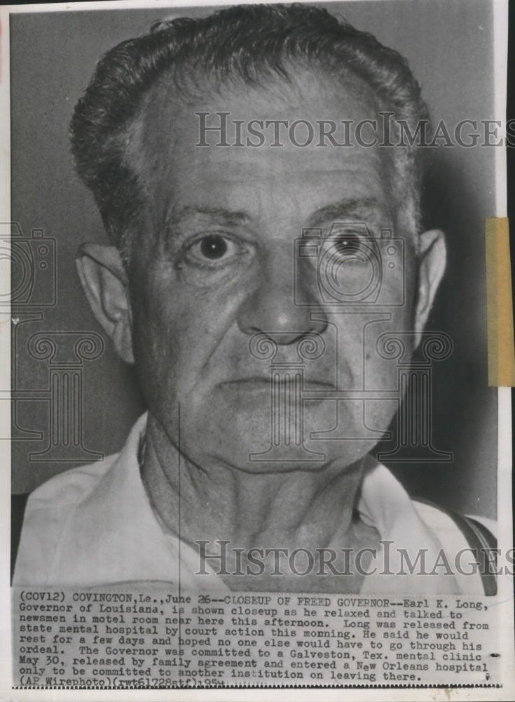 1959 Press Photo Gov Earl Long Shown as He Relaxed & Talked to Newsmen at Motel