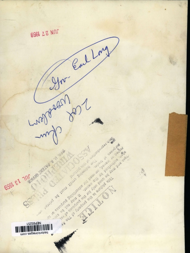 1959 Press Photo Gov Earl Long Shown as He Relaxed & Talked to Newsmen at Motel