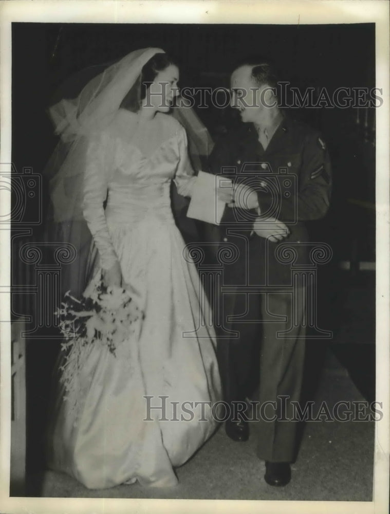 Load image into Gallery viewer, 1943 Press Photo Mr &amp; Mrs Marshall Scott Smile Happily After Wedding in Miami
