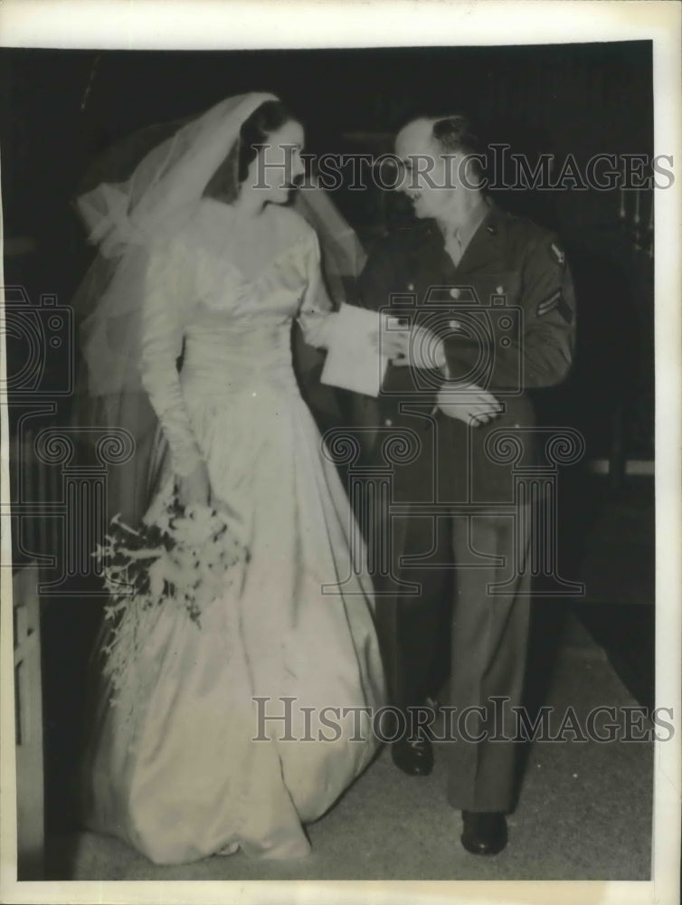 1943 Press Photo Mr & Mrs Marshall S. Scott After Wedding at All Soul's Churcg