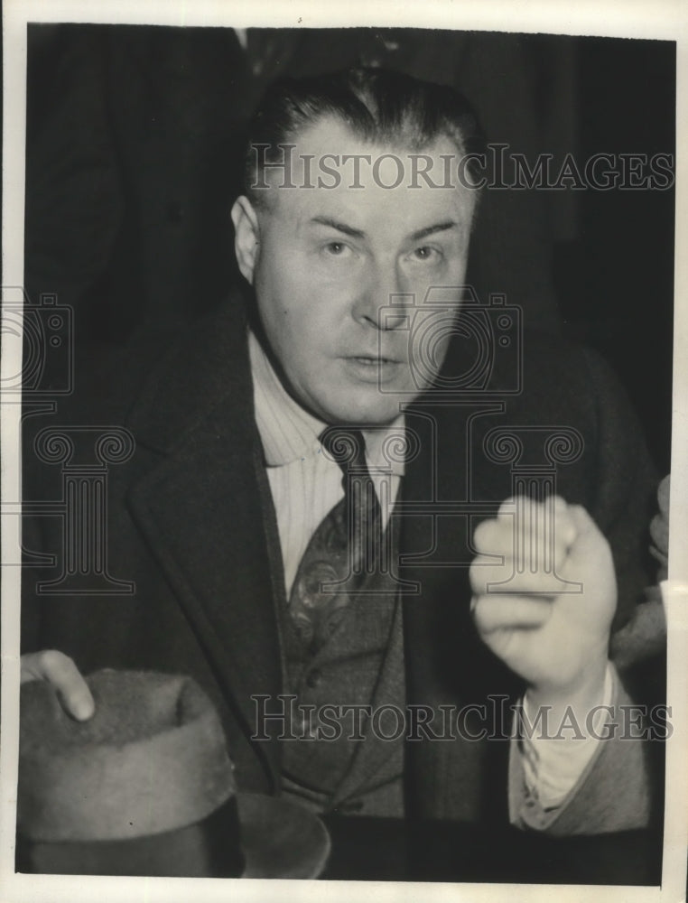 Load image into Gallery viewer, 1943 Press Photo Frank Smith Alias Sirosouch Arrested &amp; Charged with Conspiracy

