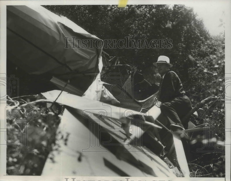 Load image into Gallery viewer, 1934 Press Photo Wreckage of the Plane crashed in the hills near Hollywood
