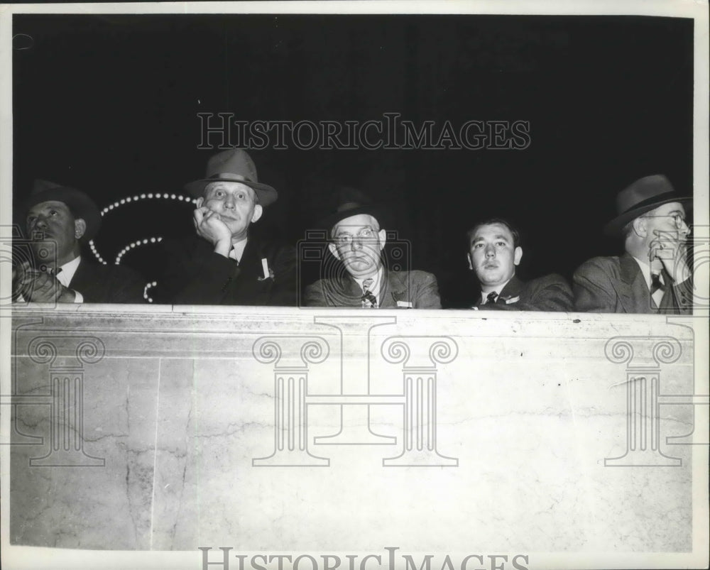 1946 Press Photo Passengers Waiting For the Train to Come In - nef65716