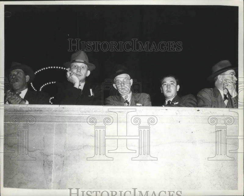 Load image into Gallery viewer, 1946 Press Photo Passengers Waiting For the Train to Come In - nef65716
