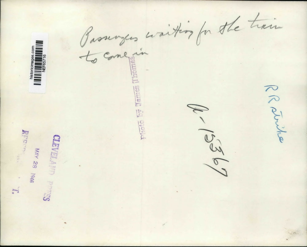 1946 Press Photo Passengers Waiting For the Train to Come In - nef65716