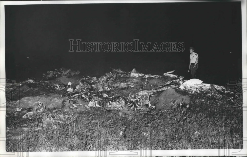 1952 Press Photo Crash Crater and Wreckage of the Plane crash - nef65741