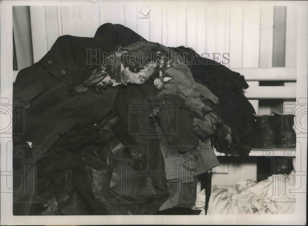 1937 Press Photo Help Reached 5 Trapped in Wrecked Bomber When it Crashed