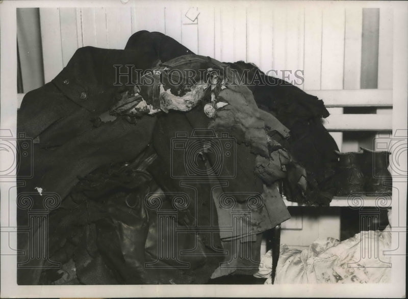 Load image into Gallery viewer, 1937 Press Photo Help Reached 5 Trapped in Wrecked Bomber When it Crashed
