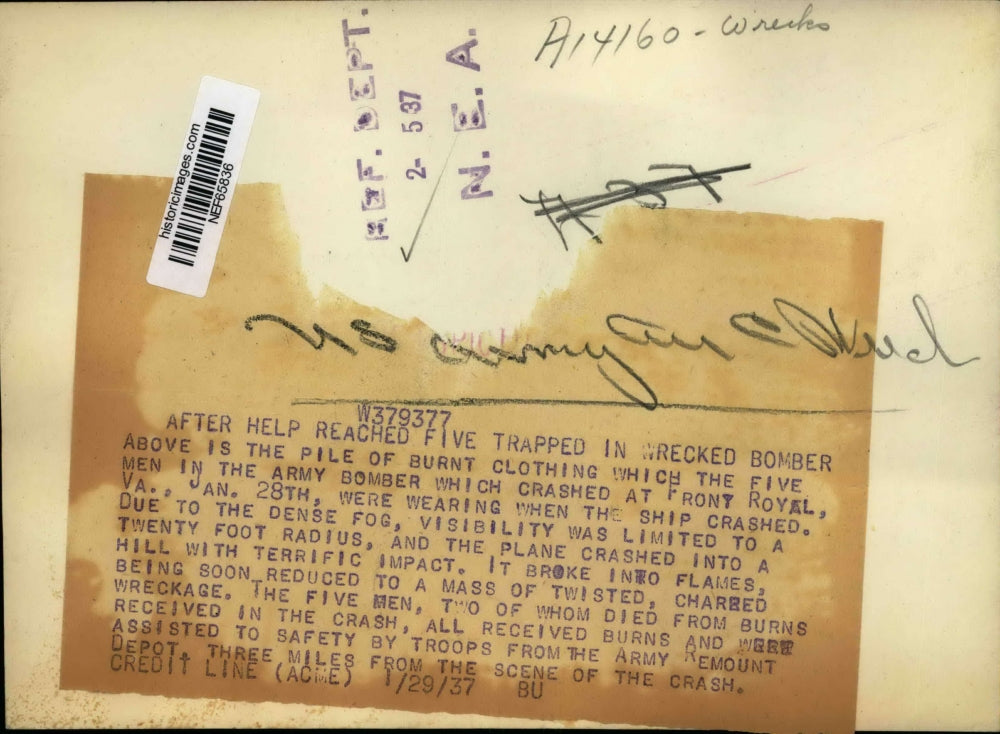 1937 Press Photo Help Reached 5 Trapped in Wrecked Bomber When it Crashed