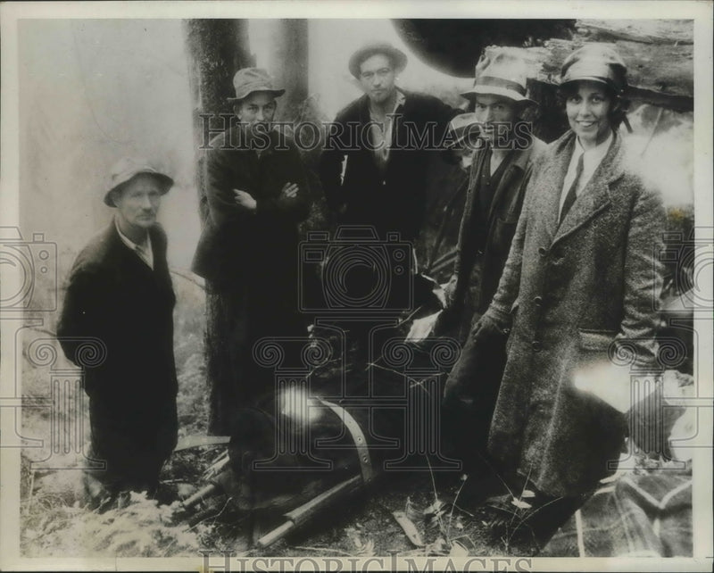 Load image into Gallery viewer, 1934 Press Photo Members of Rescue Party Surrounding Stretcher with Ben Redfield
