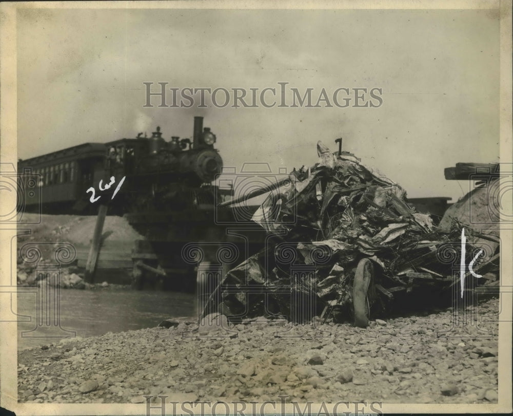 1925 Press Photo Lt.Mark C.Hogue plane crashed near Boston Airport - nef65916