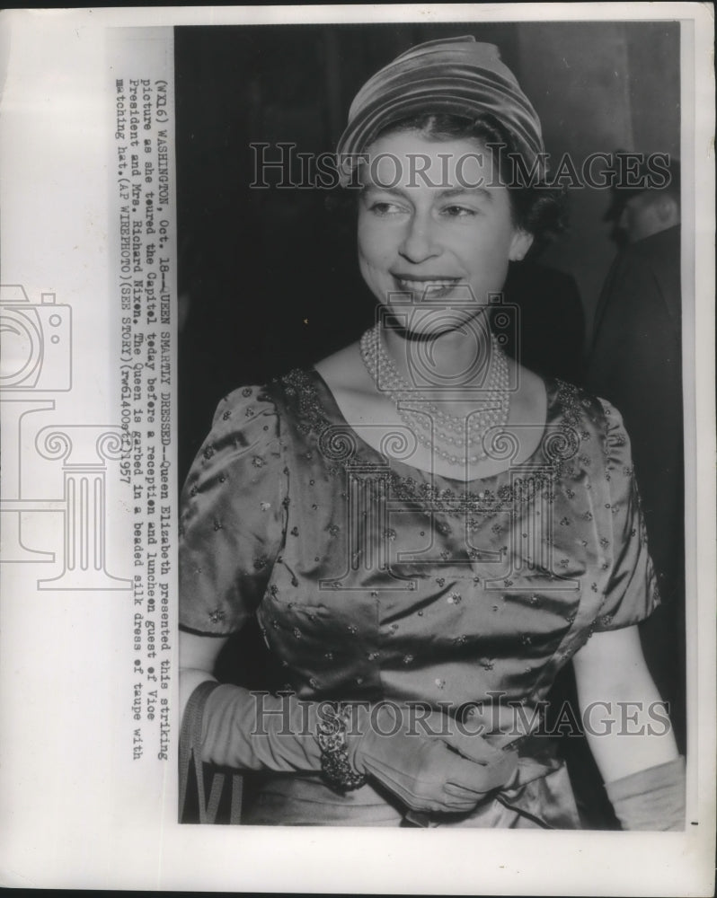 1957 Press Photo Queen Elizabeth Presented Striking Picture as She Tours Capitol- Historic Images