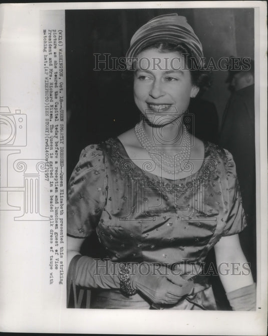 1957 Press Photo Queen Elizabeth Presented Striking Picture as She Tours Capitol- Historic Images