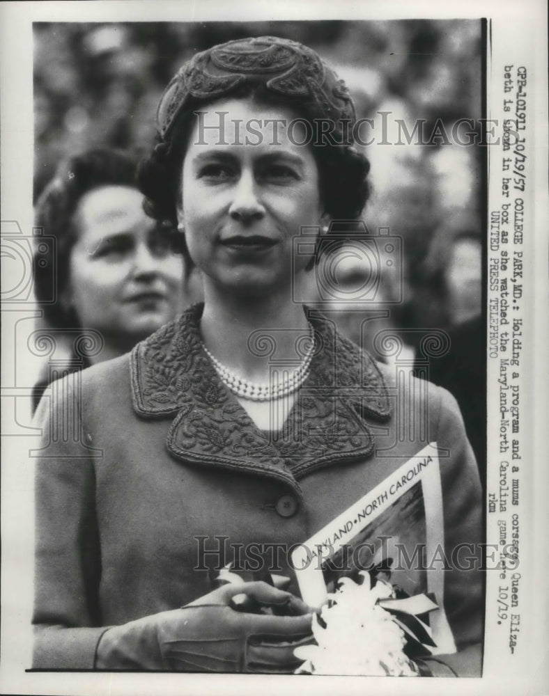 1957 Press Photo Queen Elizabeth Shown in Her Box as She Watched Football Game- Historic Images