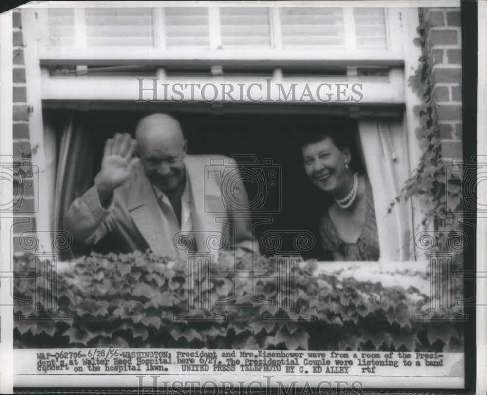 1956 Press Photo Pres & Mrs Eisenhower Waves From Room of the Pres at Hospital
