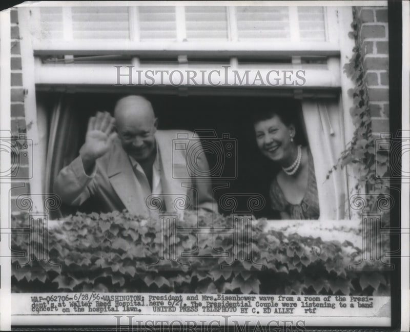 Load image into Gallery viewer, 1956 Press Photo Pres &amp; Mrs Eisenhower Waves From Room of the Pres at Hospital
