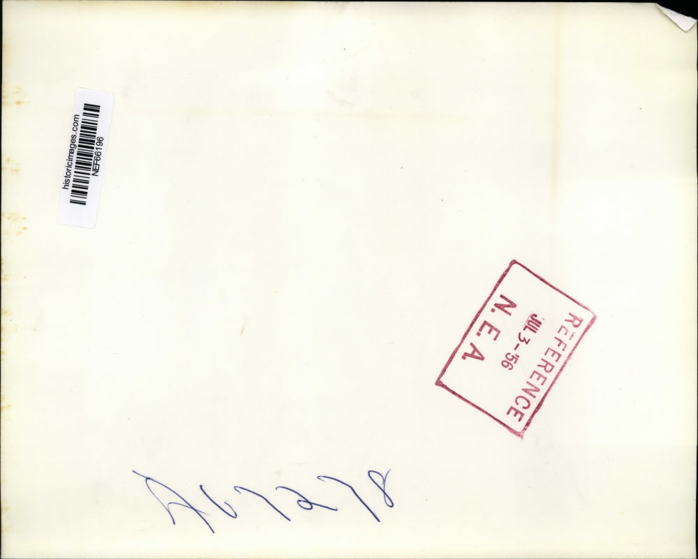 1956 Press Photo Pres & Mrs Eisenhower Waves From Room of the Pres at Hospital