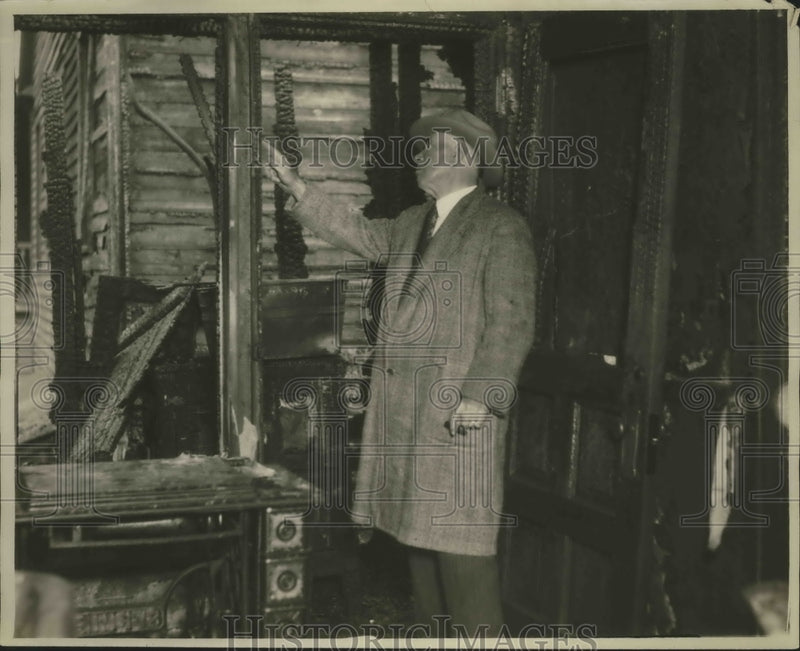 Load image into Gallery viewer, 1927 Press Photo W.R. Dunn Assistant State Fire Marshall - nef66205
