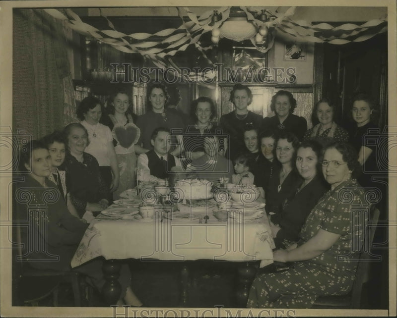 Load image into Gallery viewer, Press Photo Unknown Group of People Celebrating - nef66213
