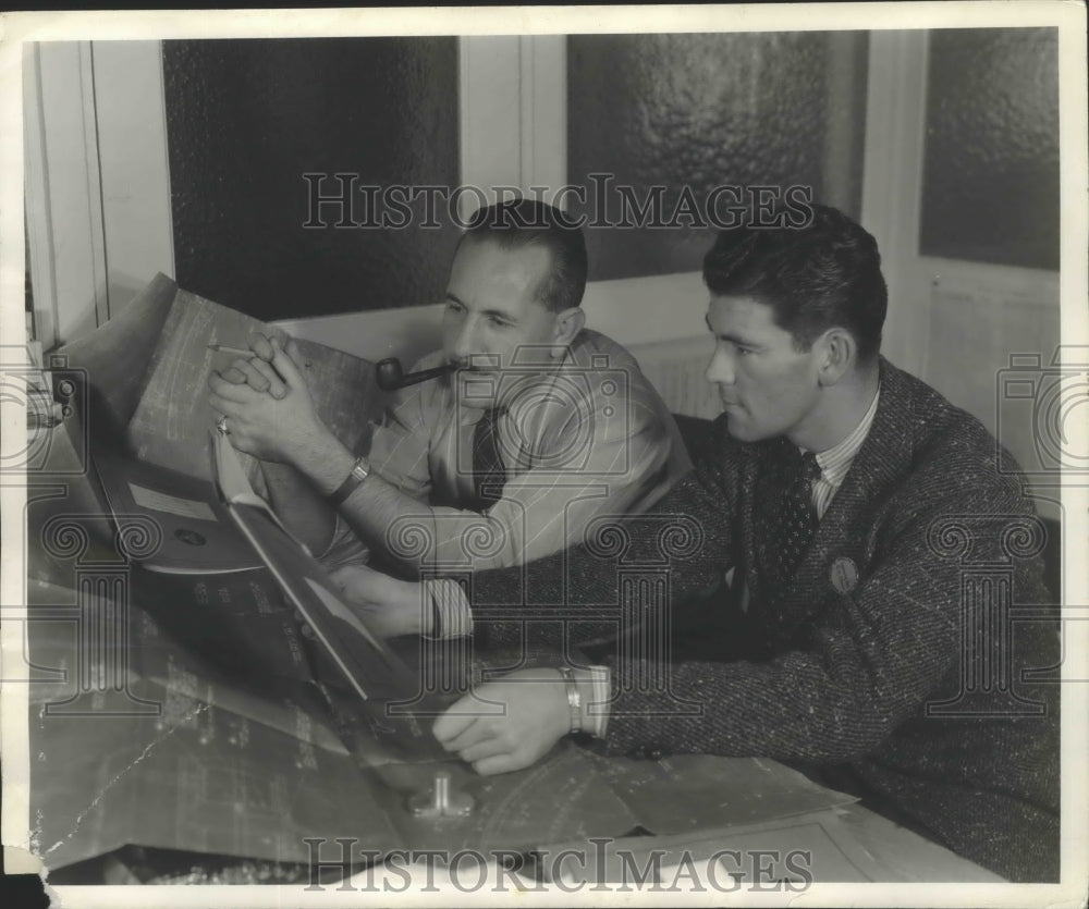 1940 Press Photo Dan Gillmore Confers with H.W. Beale Regarding Airline&#39;s Specs- Historic Images