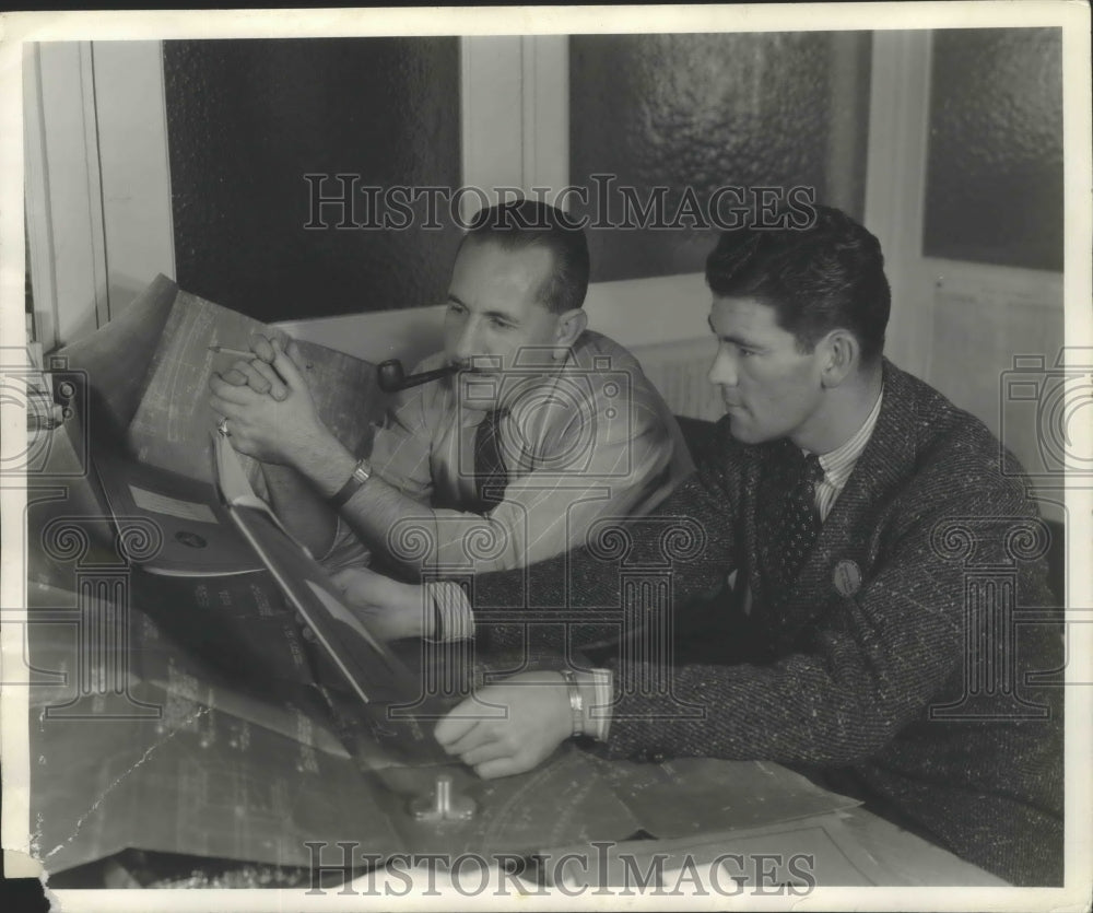 1940 Press Photo Dan Gillmore Confers with H.W. Beale Regarding Airline's Specs- Historic Images