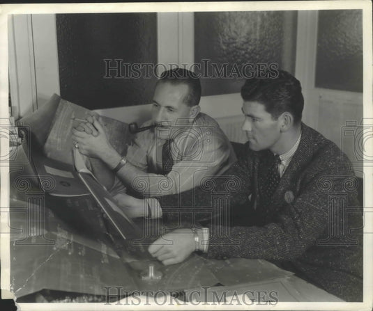1940 Press Photo Dan Gillmore Confers with H.W. Beale Regarding Airline's Specs- Historic Images
