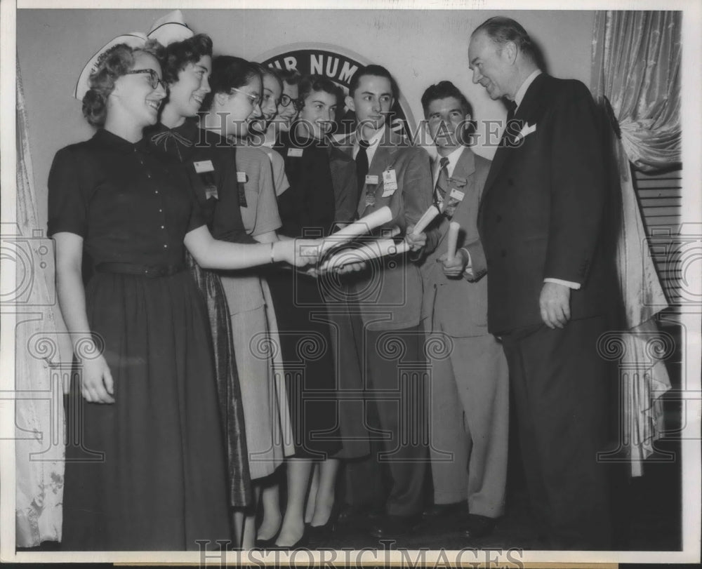 1950 Press Photo Paul Garrett Vice Pres of General Motors Greets 4-H Winners - Historic Images