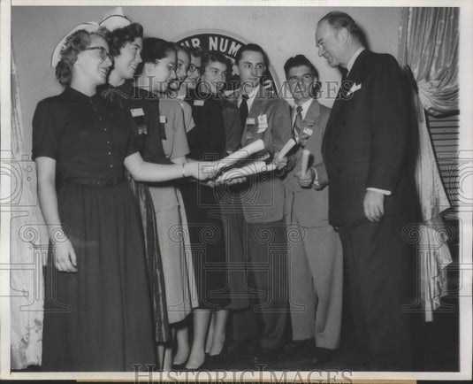 1950 Press Photo Paul Garrett Vice Pres of General Motors Greets 4-H Winners - Historic Images