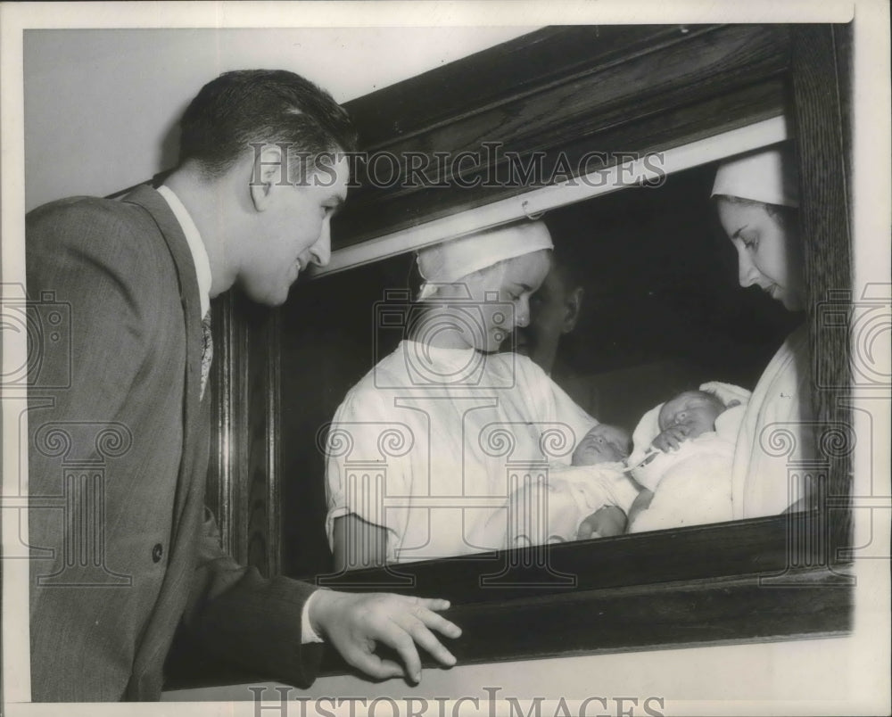 1950 Press Photo John P O&#39;Connor Admires His Twin Boys &amp; is Second Set of Twins- Historic Images