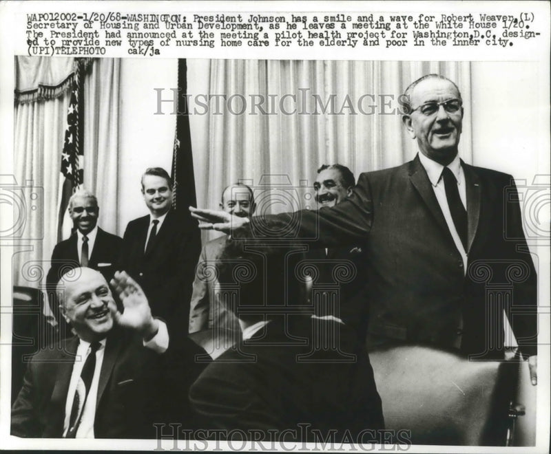 Load image into Gallery viewer, 1968 Press Photo Pres Johnson Waves to Robert Weaven Leaving Meeting
