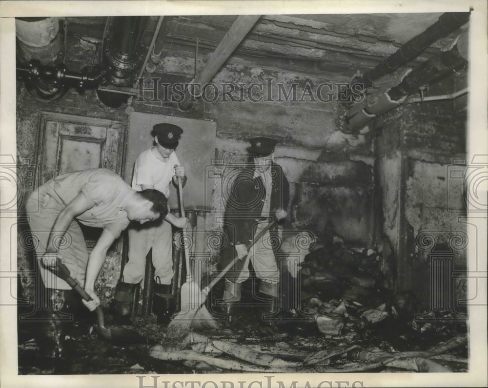 1945 Press Photo Firemen Clean Up After Fire From Basement of House Office Bldg