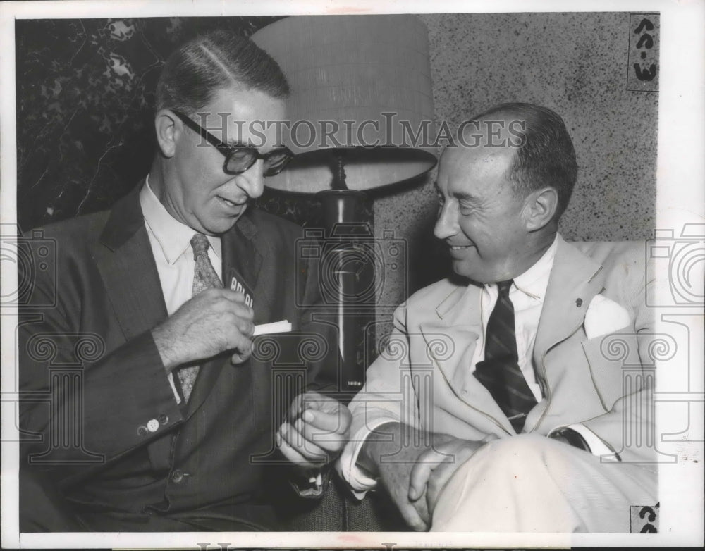 1956 Press Photo Adlai Stevenson Watches Sen Estes Kefauver Adjust &quot;Adlai&quot; Pin