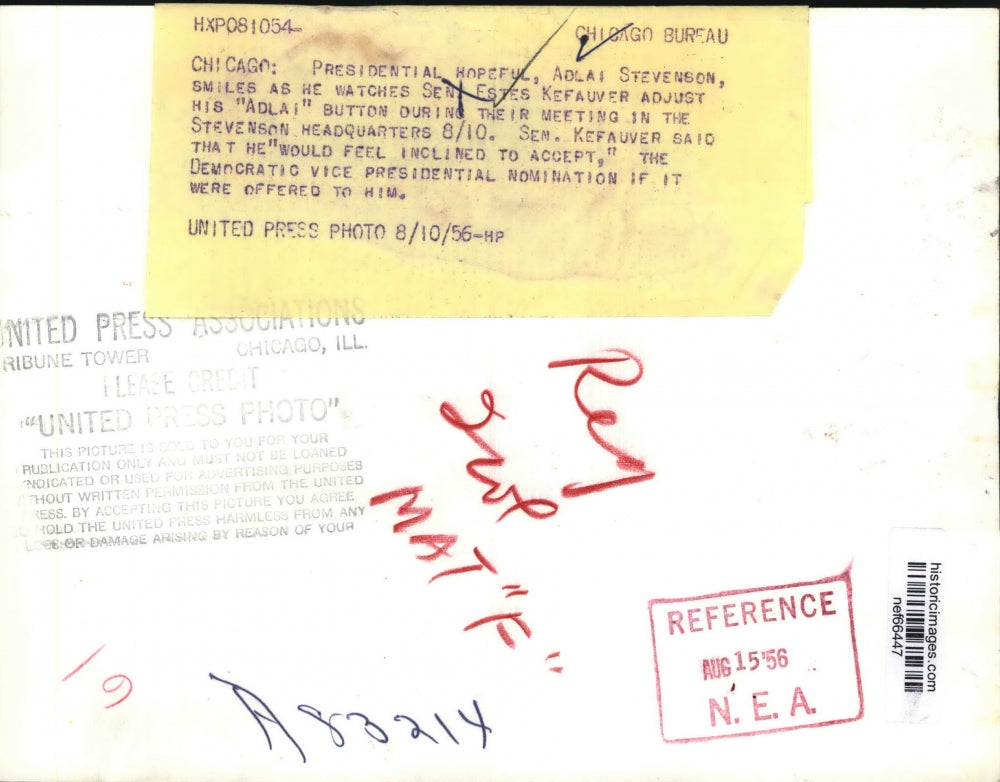 1956 Press Photo Adlai Stevenson Watches Sen Estes Kefauver Adjust "Adlai" Pin