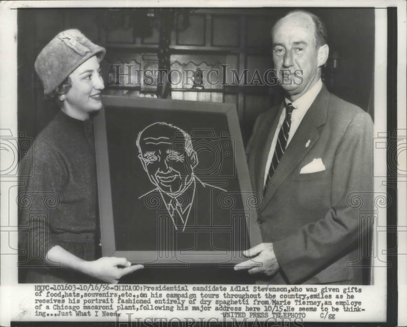 Load image into Gallery viewer, 1956 Press Photo Adlai Stevenson Given Gifts on His Campaign Tours - nef66454
