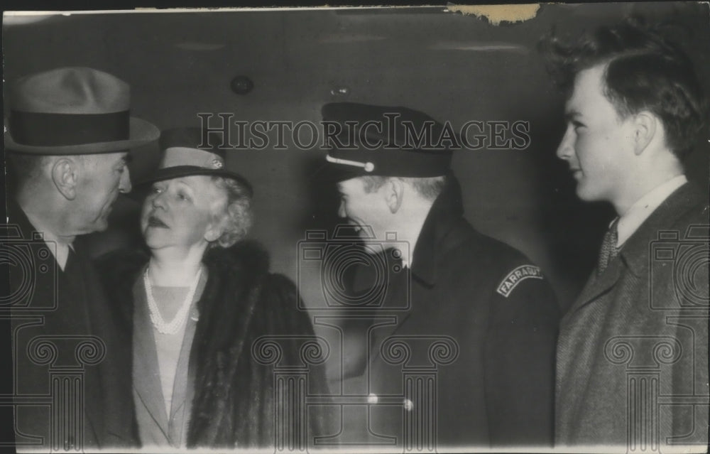 1942 Press Photo Mrs Eddie Rickenbacker Welcomes Home Husband &amp; Sons at Bolling- Historic Images