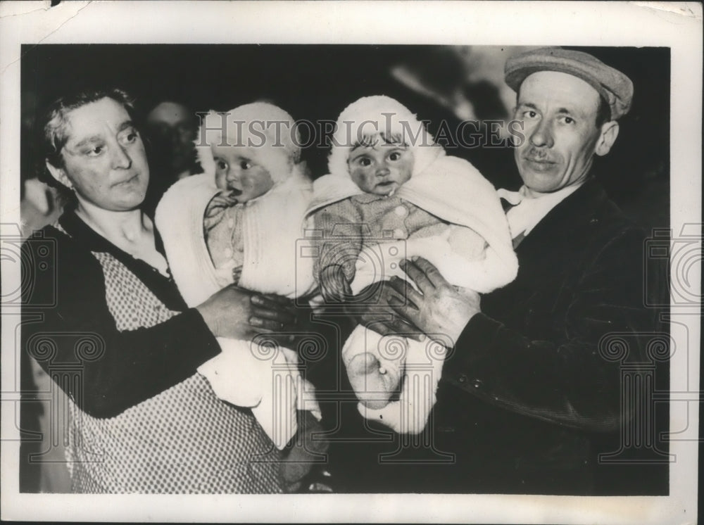 1939 Press Photo Italian Couple Hold Twin Babie at Arrva in Milan from France- Historic Images