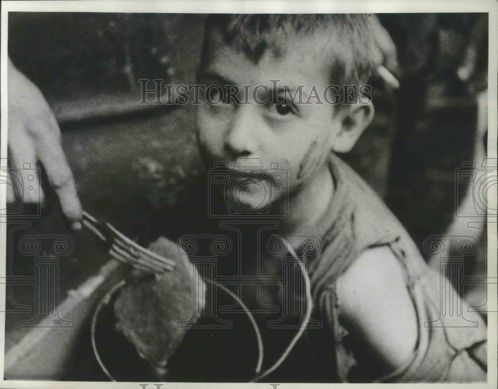 1963 Press Photo Italian Boy Receives Ration From American Relief Center