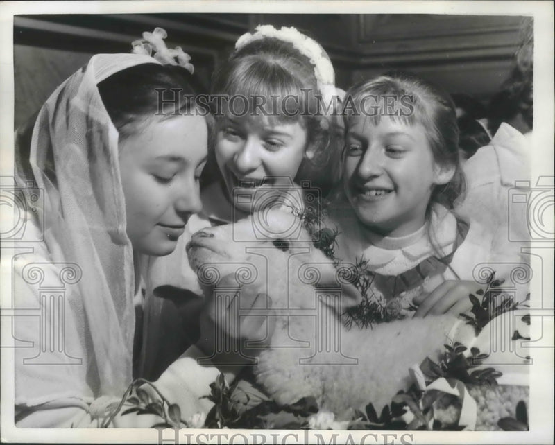 Load image into Gallery viewer, 1958 Press Photo Girls Bid Fond Farewell to Spotless White Lamb at St Agnes
