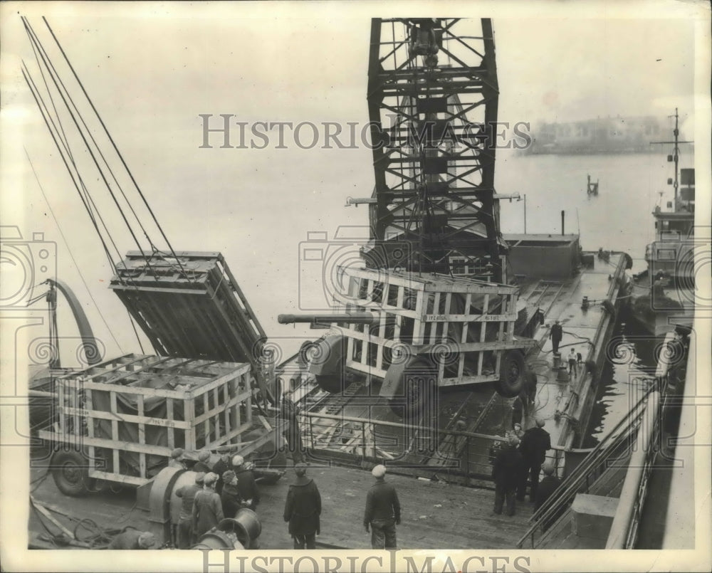 1943 Press Photo Guns are loaded on ship to supply to the UN Battle Fronts- Historic Images